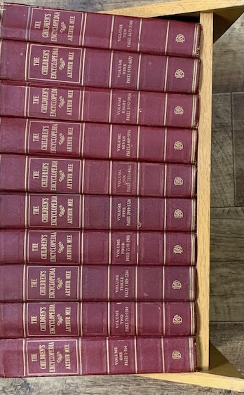 The Children's Encyclopedia. 10 volume set. Red cloth edition. With wooden case.